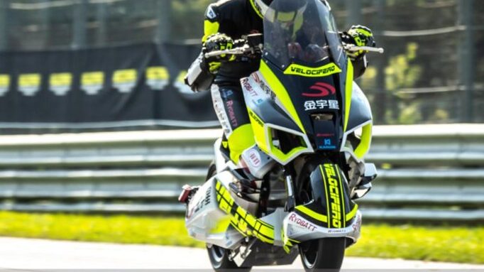 Il démolit le record de vitesse sur une trottinette électrique ! 1 il demolit le record de vitesse sur une trottinette electrique