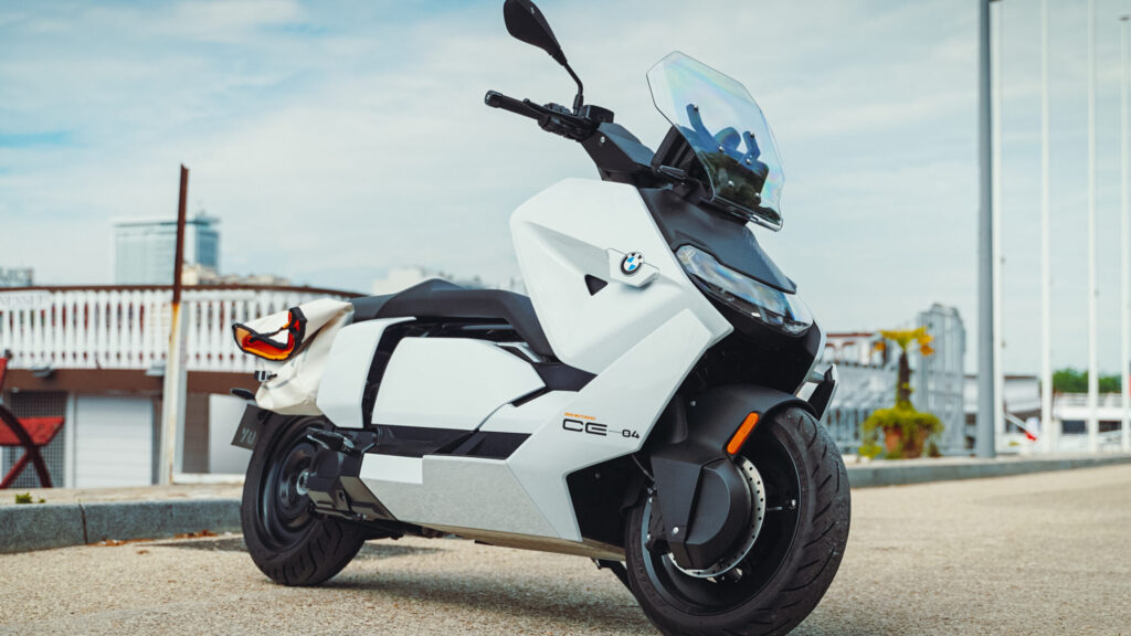 Test du BMW CE 04 : que vaut cette nouvelle star urbaine de scooter électrique ? 1 test du bmw ce 04 que vaut cette nouvelle star urbaine de scooter electrique