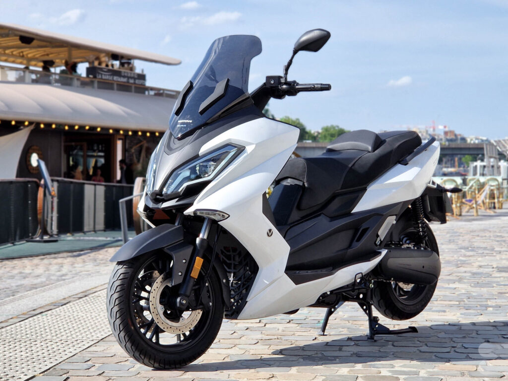 Test du Nerva EXE : Un maxi scooter électrique avec des batteries BYD 1 test du nerva exe un maxi scooter electrique avec des batteries byd