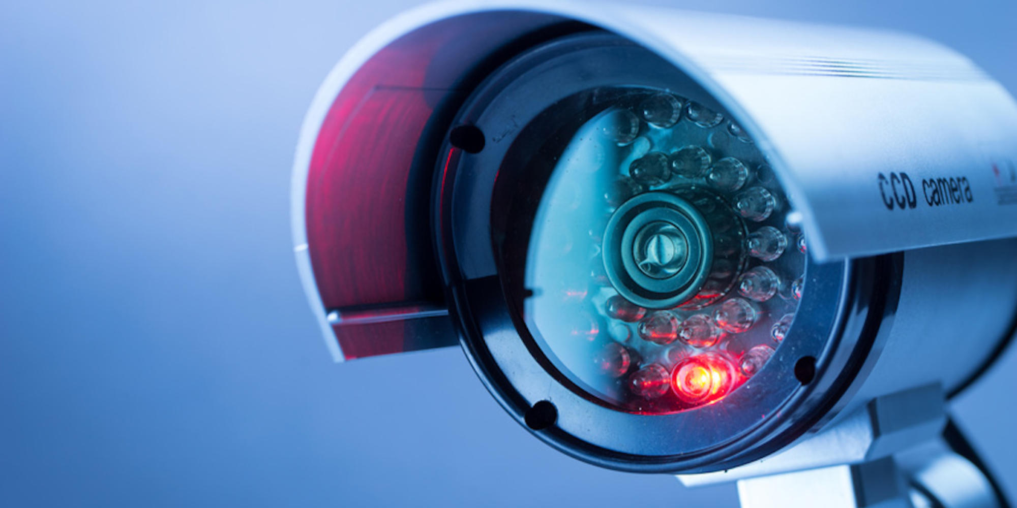 Test de la Cell 3C d’IMOU : La caméra de surveillance sans fil qui a tout ce qu’il faut pour protéger votre domicile 7 camera videosurveillance fond bleu