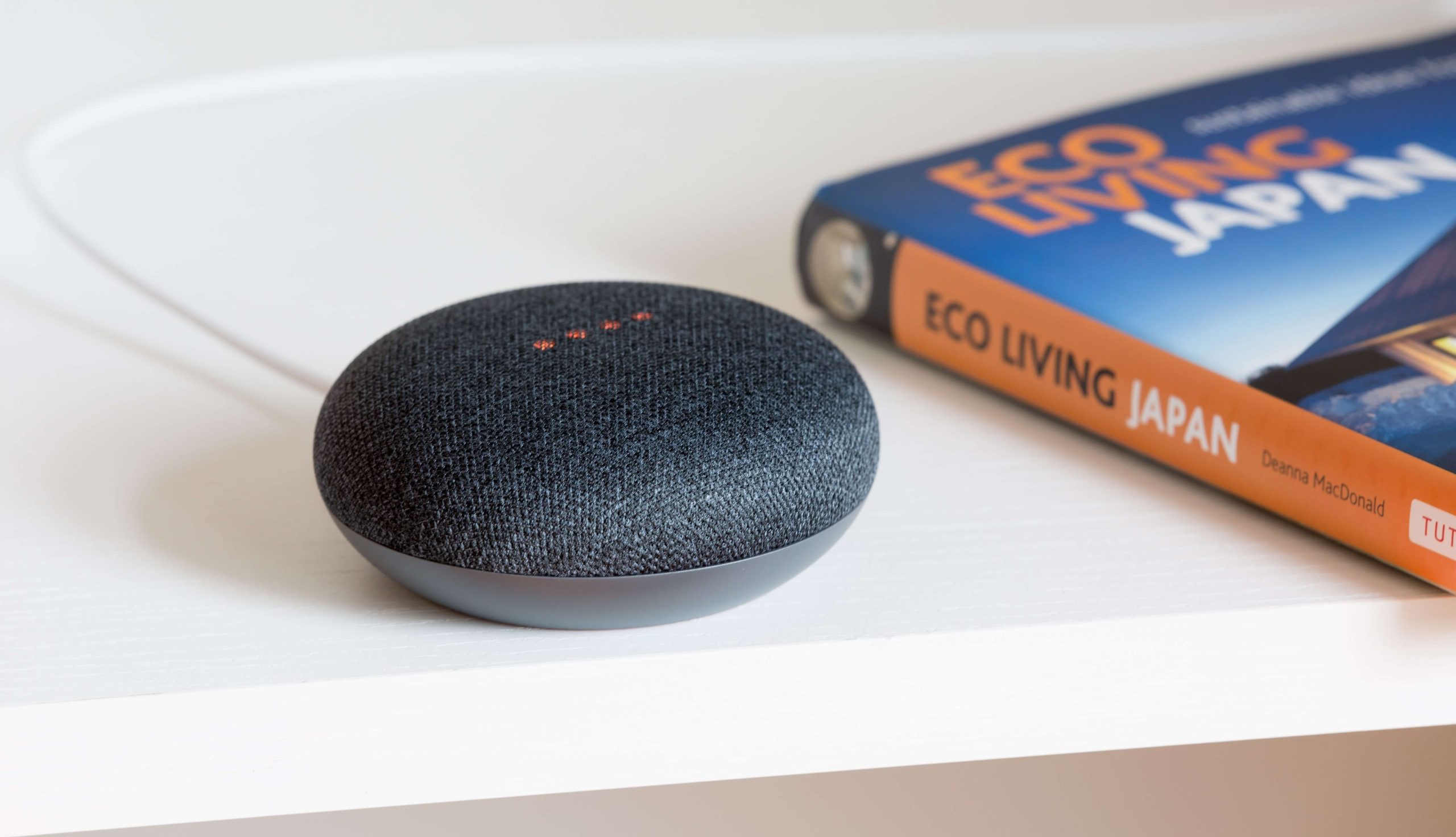 Alexa ou Google Assistant : quel assistant vocal choisir ? 6 assistant vocal salon scaled