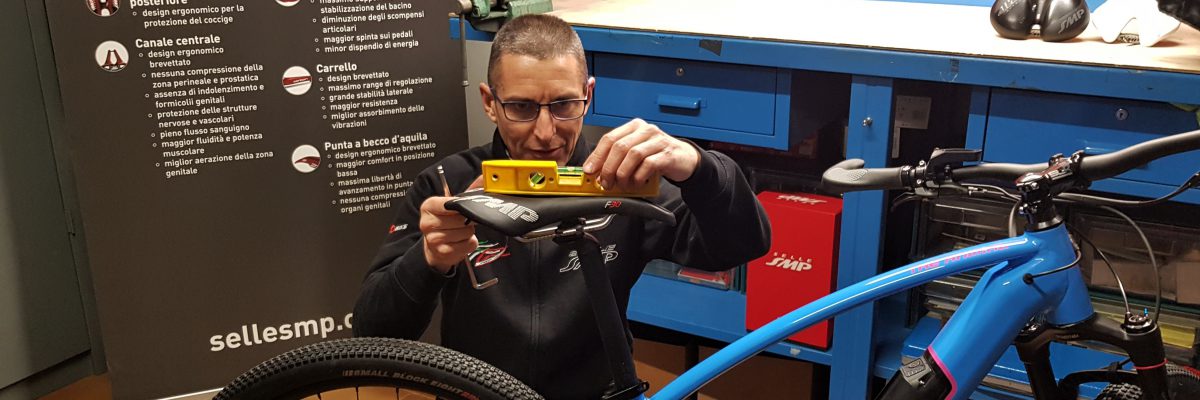 Lidl fait sensation auprès des cyclistes avec sa housse de selle à mémoire de forme 5 Mounting the seat on your bike en