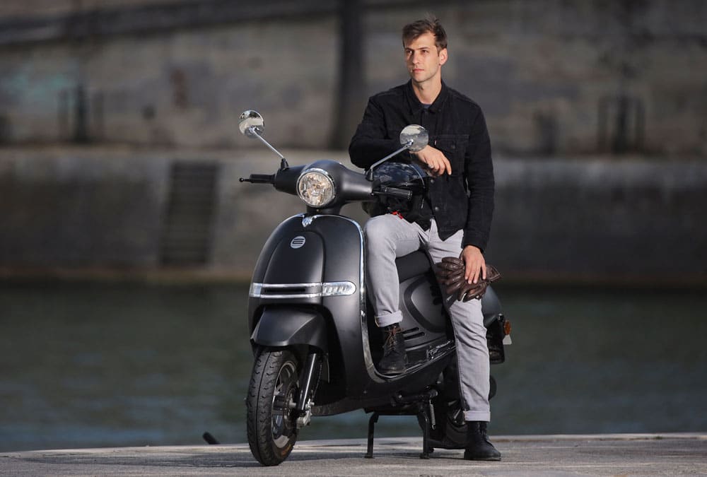 Nerva EXE II : ce maxi scooter écrase le BMW CE 04 par sa puissance 8 rider 5000W scooter electrique